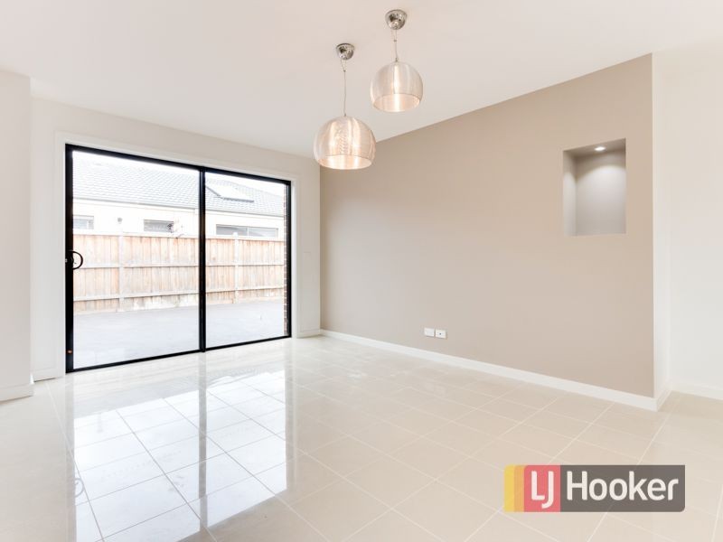 55 Mickleham Drive, Cranbourne North VIC 3977