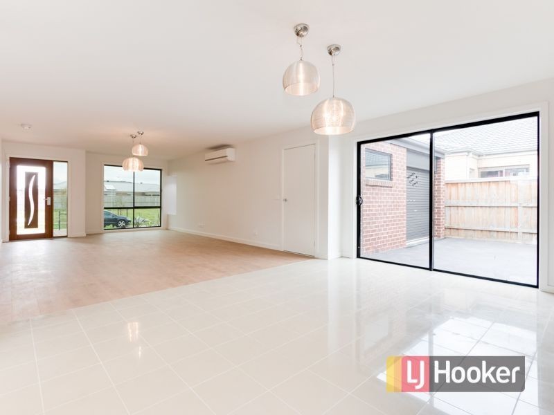 55 Mickleham Drive, Cranbourne North VIC 3977