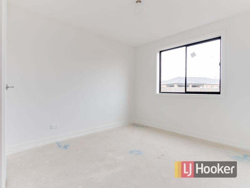 55 Mickleham Drive, Cranbourne North VIC 3977