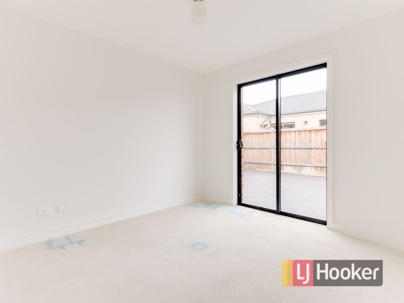 55 Mickleham Drive, Cranbourne North VIC 3977