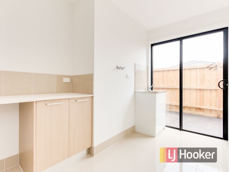 55 Mickleham Drive, Cranbourne North VIC 3977