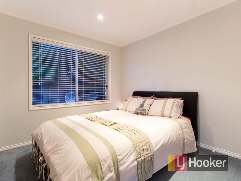 12 Bernborough Avenue, Cranbourne West VIC 3977