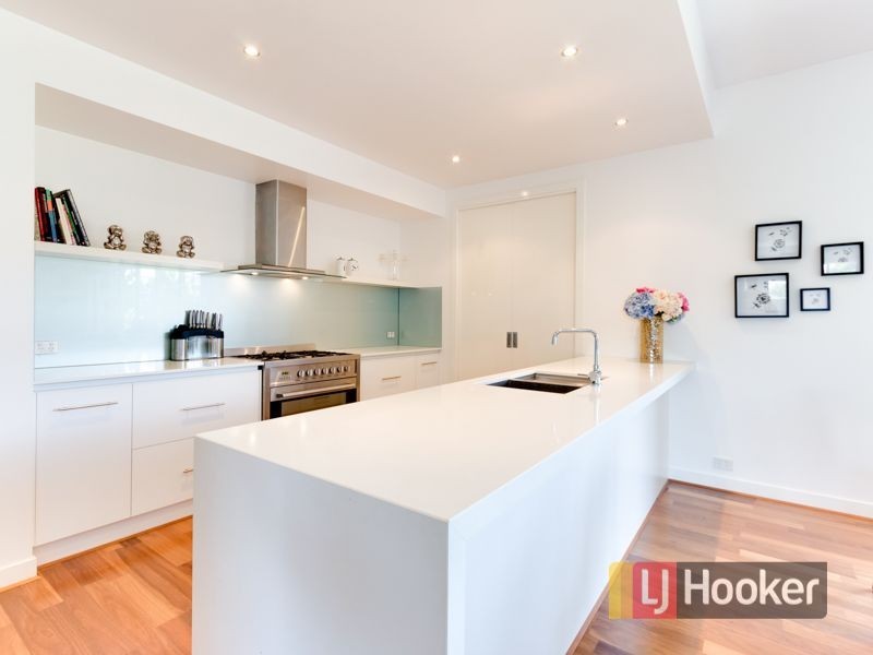 14 Perry Circuit, Cranbourne North VIC 3977