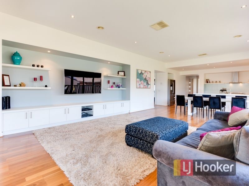 14 Perry Circuit, Cranbourne North VIC 3977