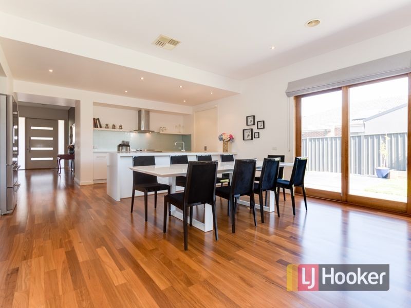 14 Perry Circuit, Cranbourne North VIC 3977