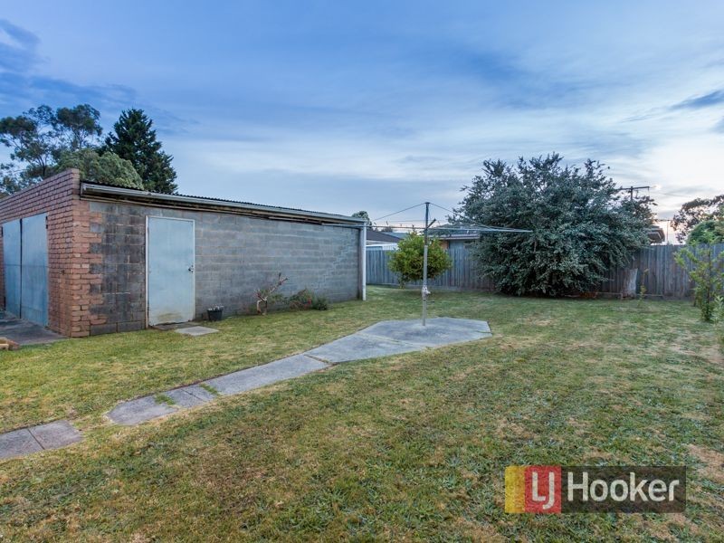 8 David Avenue, Cranbourne VIC 3977