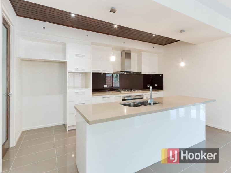 8 Red Maple Drive, Cranbourne VIC 3977