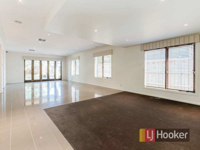 8 Red Maple Drive, Cranbourne VIC 3977