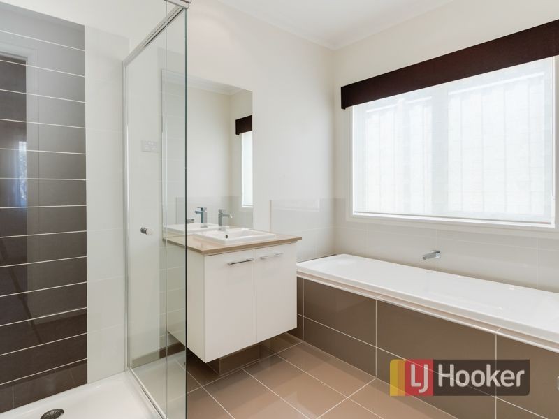 8 Red Maple Drive, Cranbourne VIC 3977