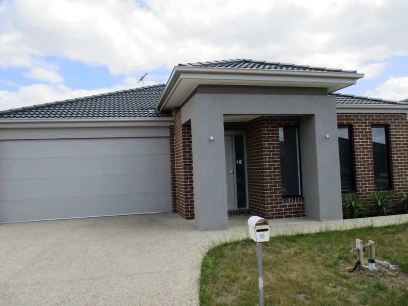 10 Dellinea Street, Cranbourne North VIC 3977