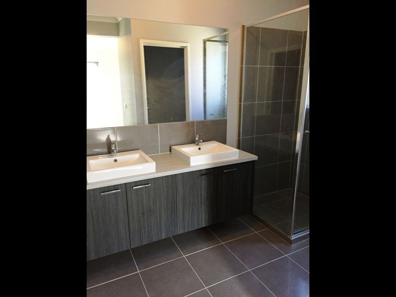 10 Dellinea Street, Cranbourne North VIC 3977