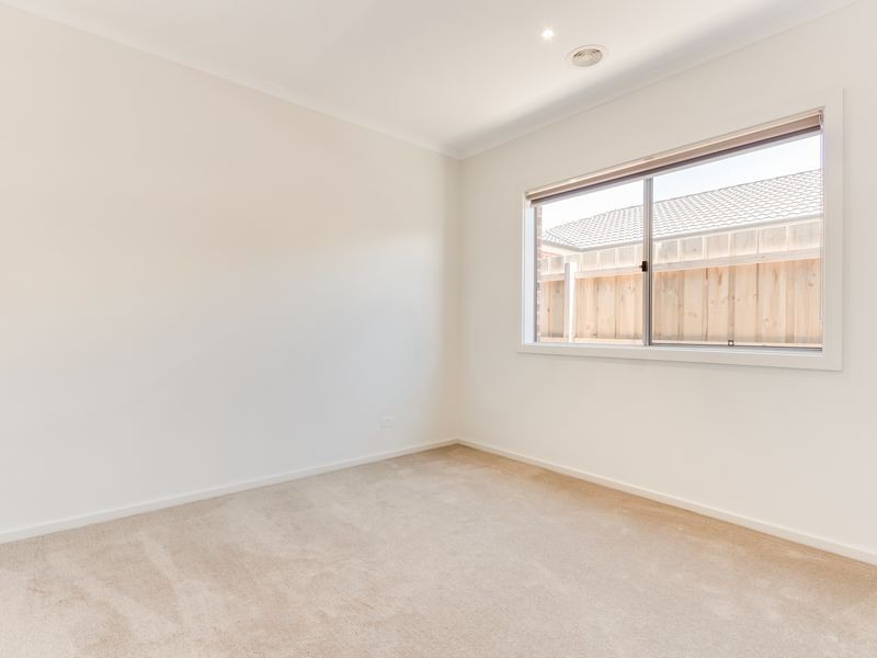 127 Fairlane Court, Cranbourne East VIC 3977