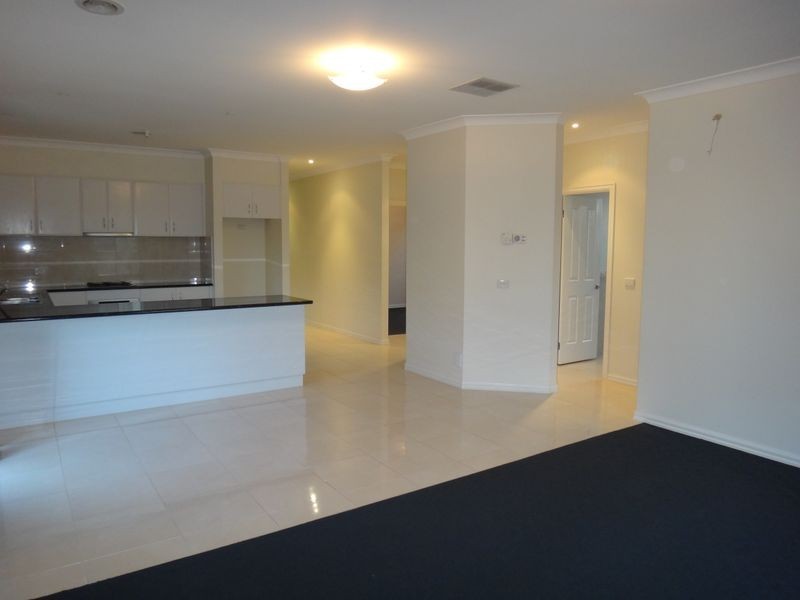 21 Baynton Crescent, Lynbrook VIC 3975