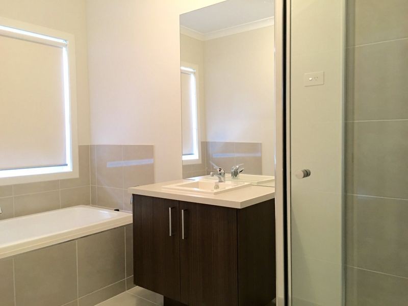 28 Burchill Avenue, Cranbourne East VIC 3977