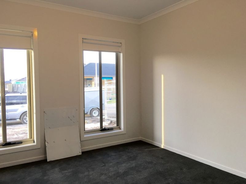 28 Burchill Avenue, Cranbourne East VIC 3977