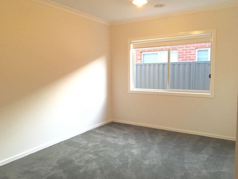 28 Burchill Avenue, Cranbourne East VIC 3977