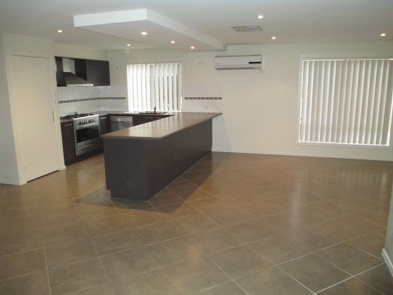 28 Victoria Place, Pakenham VIC 3810