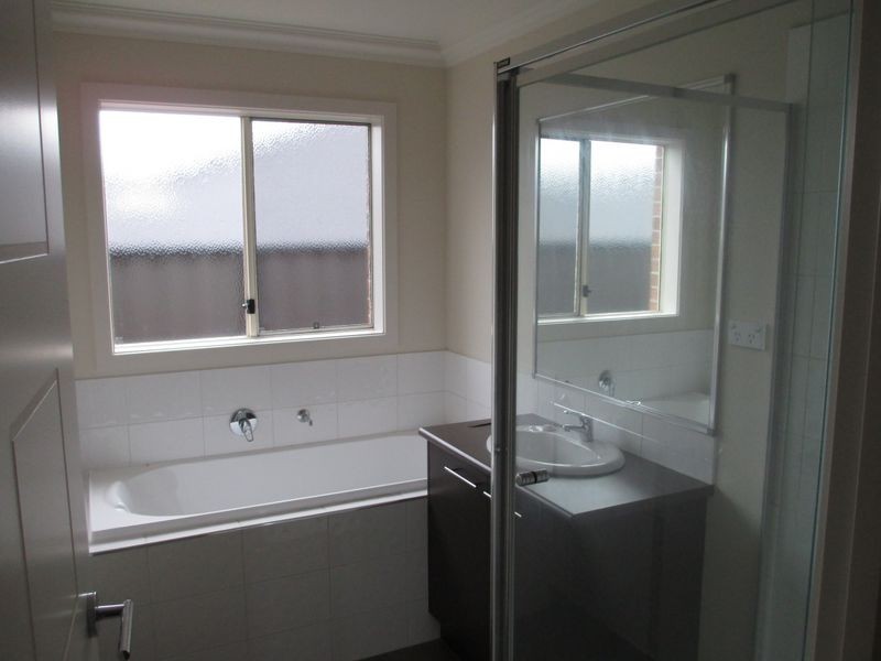 28 Victoria Place, Pakenham VIC 3810