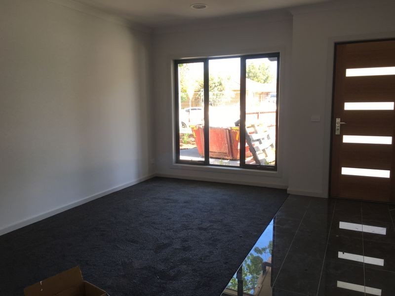 2/15 Elizabeth Street, Cranbourne North VIC 3977