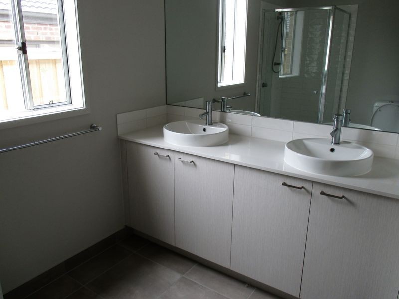 5 Randall Avenue, Clyde North VIC 3978