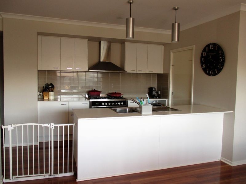 2 Clarence Place, Cranbourne East VIC 3977