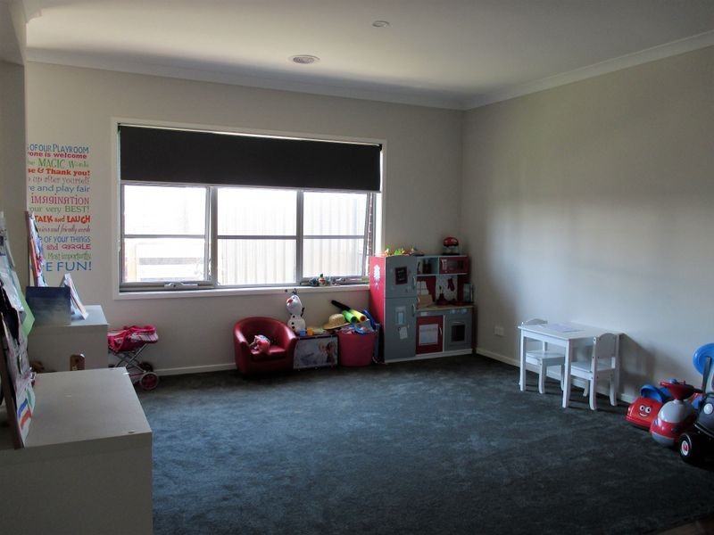 2 Clarence Place, Cranbourne East VIC 3977