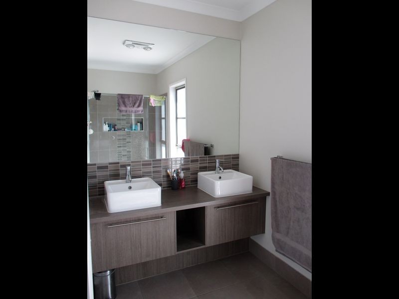 2 Clarence Place, Cranbourne East VIC 3977