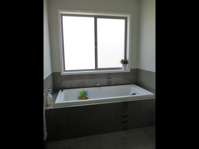 2 Clarence Place, Cranbourne East VIC 3977