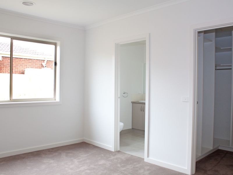 4 Oregano Drive, Lynbrook VIC 3975