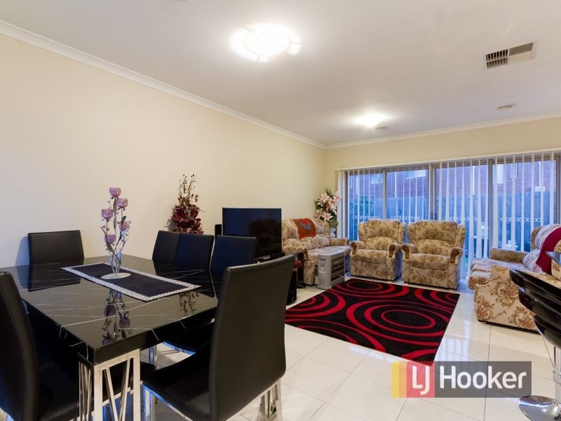 6/12-14 Kingsfield Cresent, Lynbrook VIC 3975