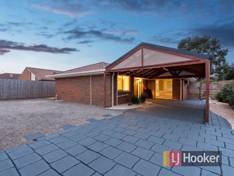 31 Lawless Drive, Cranbourne North VIC 3977