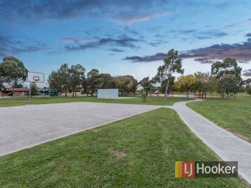 31 Lawless Drive, Cranbourne North VIC 3977