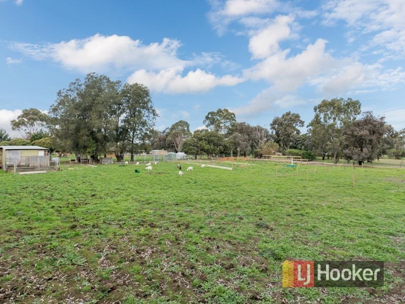 1 Oaktree Drive, Pakenham VIC 3810