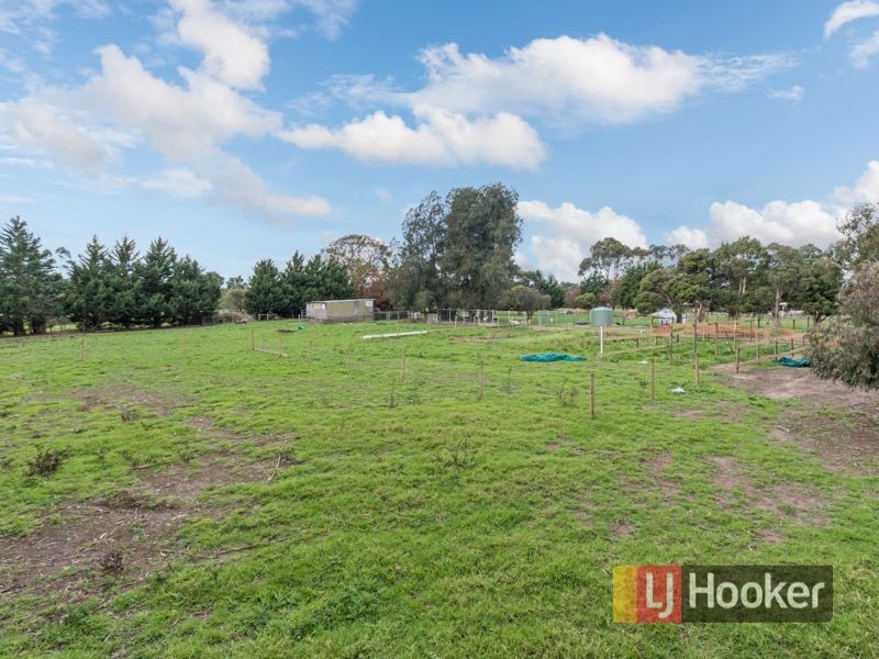 1 Oaktree Drive, Pakenham VIC 3810