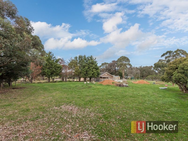 1 Oaktree Drive, Pakenham VIC 3810