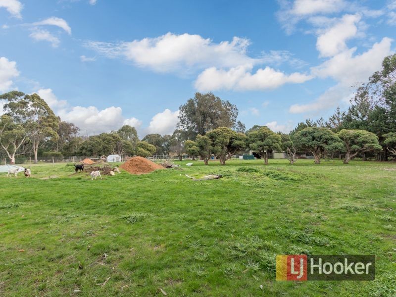 1 Oaktree Drive, Pakenham VIC 3810