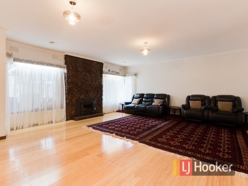 1 Oaktree Drive, Pakenham VIC 3810