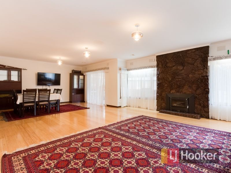 1 Oaktree Drive, Pakenham VIC 3810