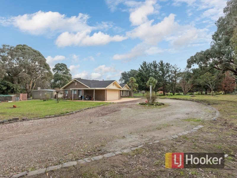 1 Oaktree Drive, Pakenham VIC 3810