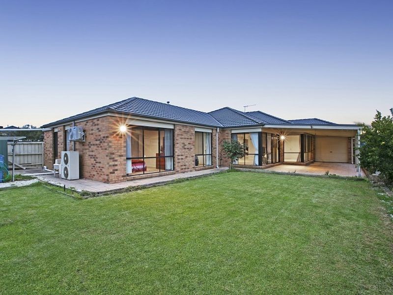 8 Hadley Circuit, Narre Warren South VIC 3805