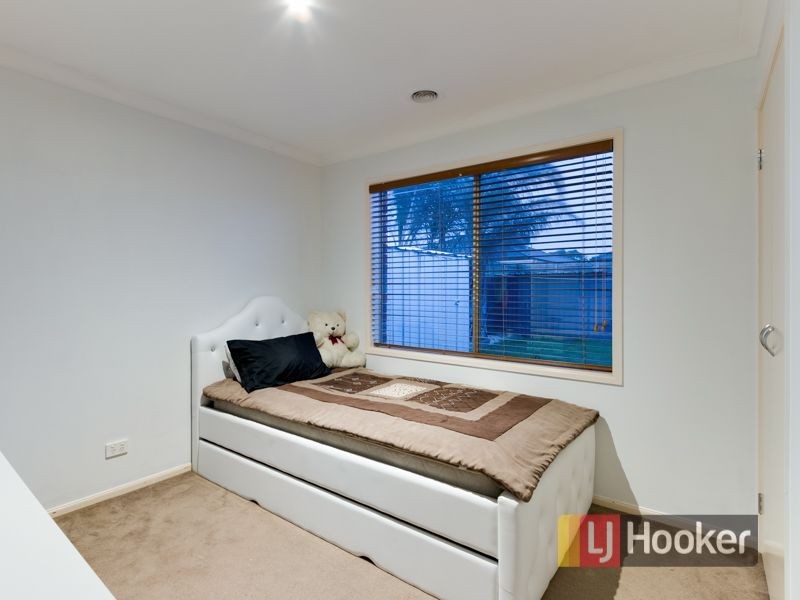 21 Violet Way, Cranbourne VIC 3977
