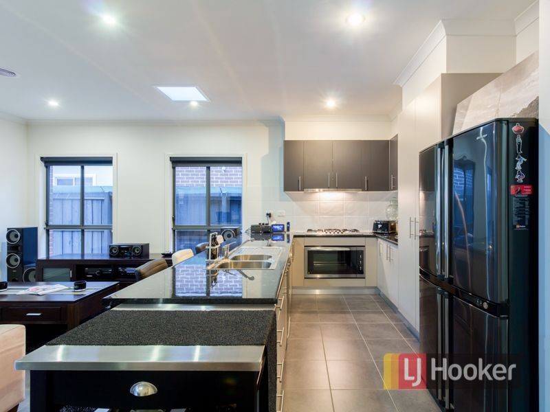 21 Waltzing Drive, Lynbrook VIC 3975