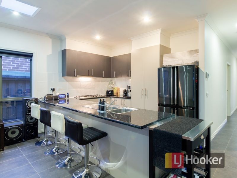 21 Waltzing Drive, Lynbrook VIC 3975