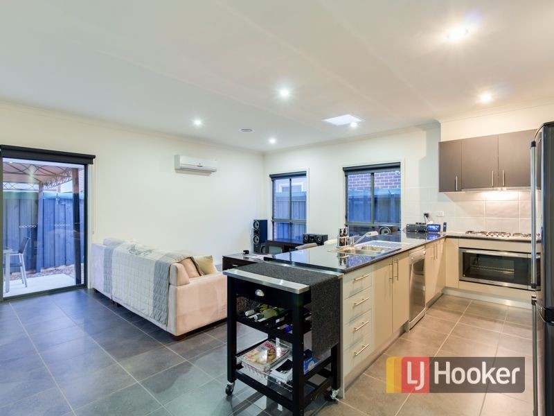 21 Waltzing Drive, Lynbrook VIC 3975