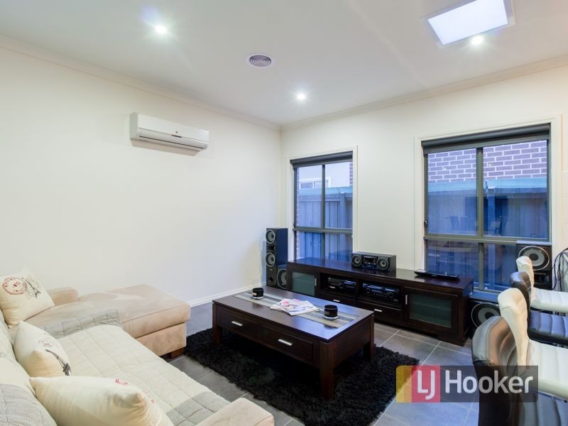 21 Waltzing Drive, Lynbrook VIC 3975