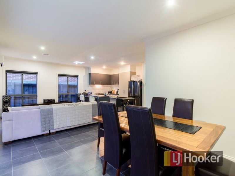 21 Waltzing Drive, Lynbrook VIC 3975