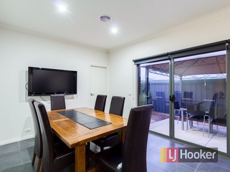 21 Waltzing Drive, Lynbrook VIC 3975