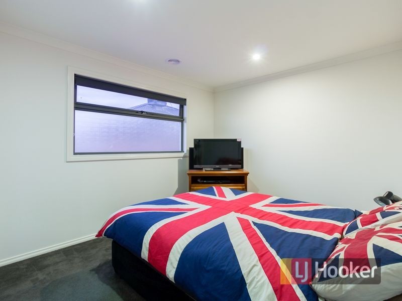 21 Waltzing Drive, Lynbrook VIC 3975