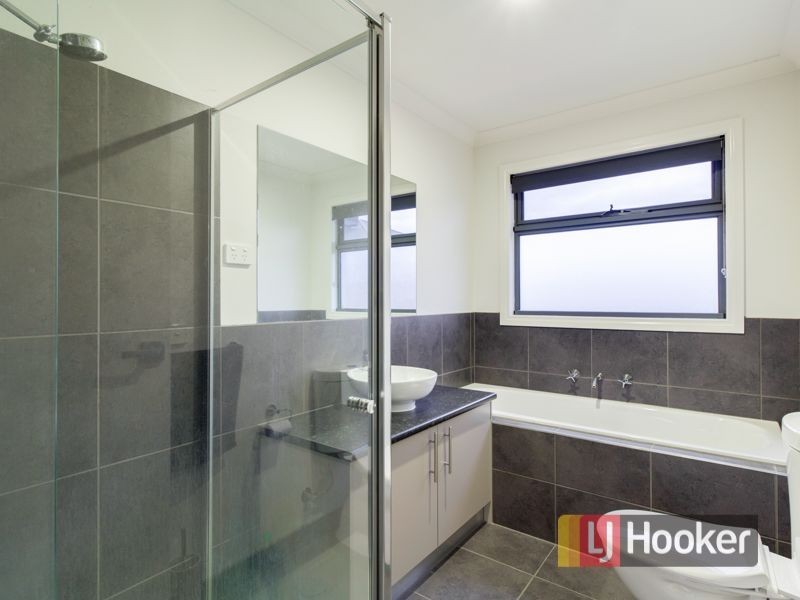 21 Waltzing Drive, Lynbrook VIC 3975