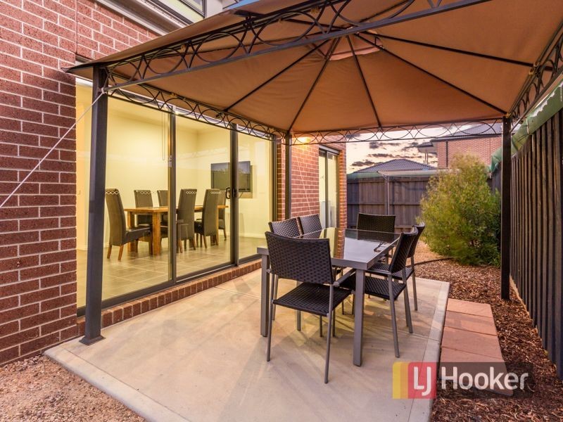 21 Waltzing Drive, Lynbrook VIC 3975